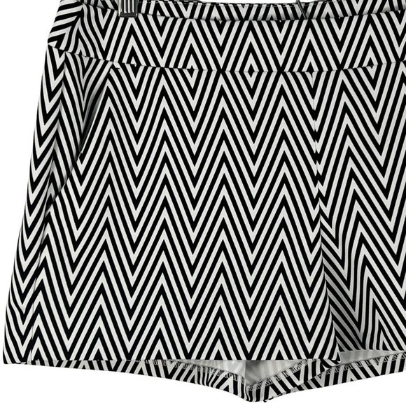 Express WOMENS CHEVRON LINED SHORTS - Picture 2 of 10